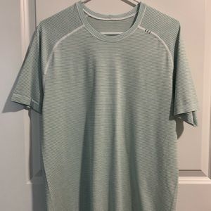 Men’s size medium lululemon metal tech vent shirt